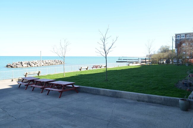 Building Photo - 1206 W Jarvis Ave