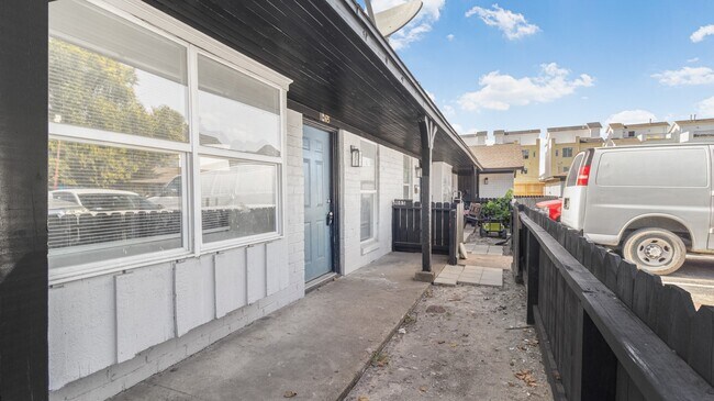 Foto del edificio - 1665 Northwood St