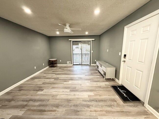 Building Photo - 12 Colonial Ct