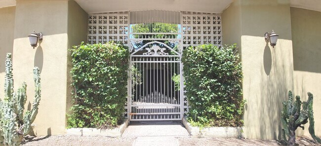 Building Photo - Elegant 4 Bedroom Gem