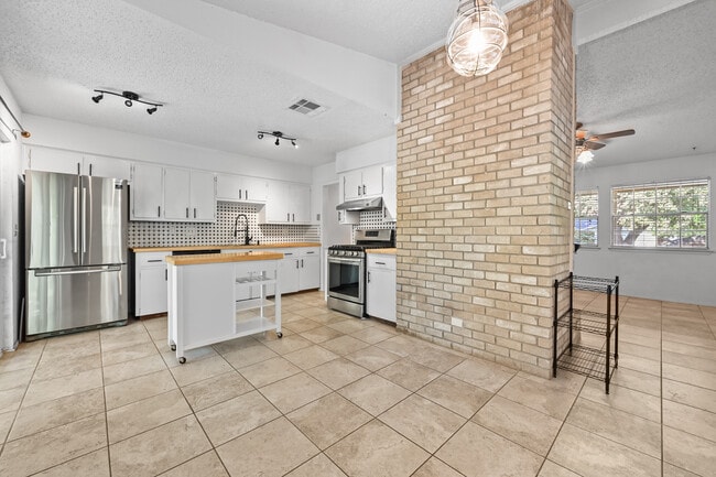 Foto del edificio - 6201 Hillston Dr