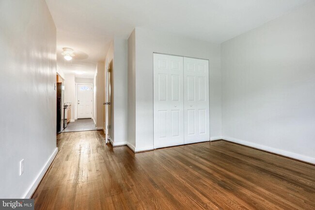 Building Photo - 1733 Holbrook St NE