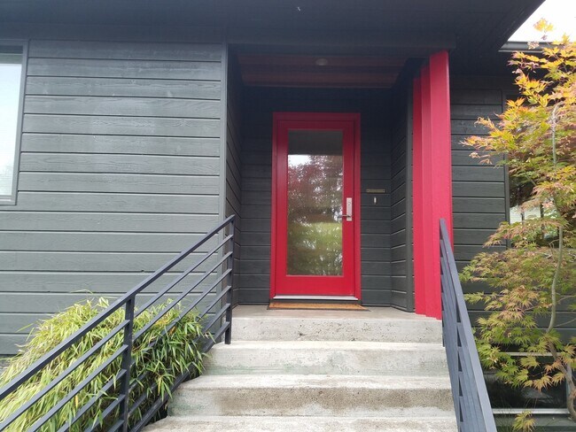 Foto del edificio - Beautiful Modern Custom Home in Great Sale...