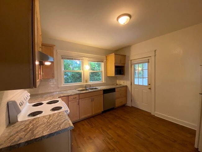 Foto del edificio - Available August 20th, 2026!