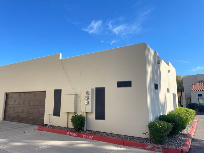 Foto del edificio - FULLY FURNISHED 2 BEDROOM, 2 BATH, 2 CAR GARAGE COMMUNITY POOL