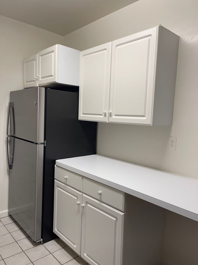 Foto del edificio - Fabulous LOCATION -- Studio located in Grosvenor Park with ALL UTILITIES included.