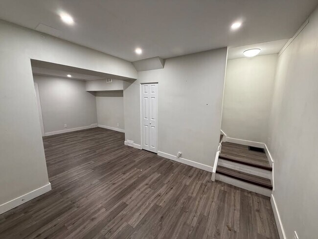 Photo du bâtiment - 246 Wharncliffe Rd S