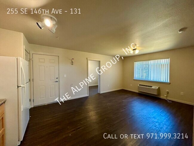 Building Photo - Top Floor 2 Bedroom!
