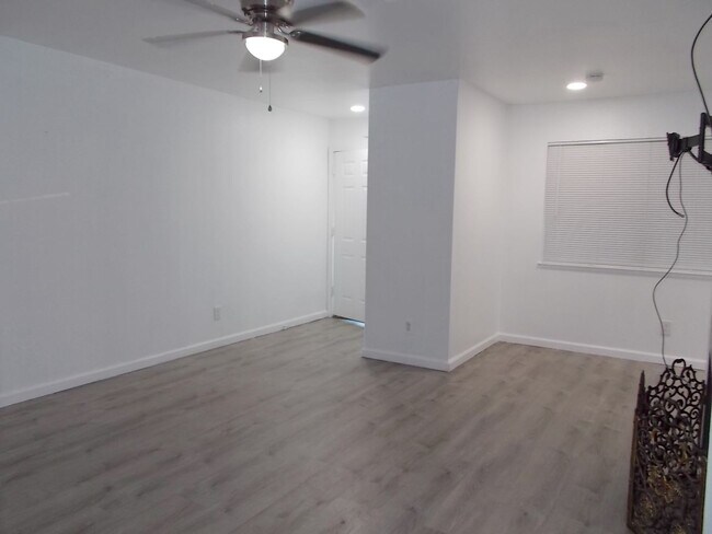 Foto del edificio - 6208 Ilanos Ln