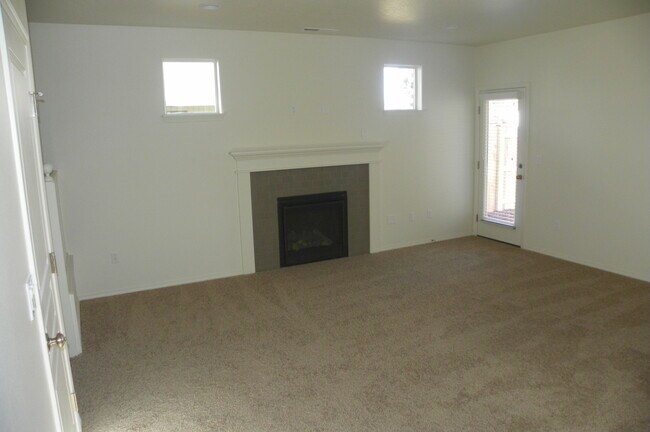 Building Photo - Newer SE Bend House, 3 Bdrm, 2.5 Baths, Al...