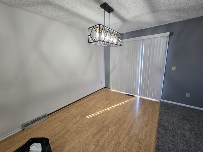 Building Photo - End unit Townhome in Blaine - FOR RENT