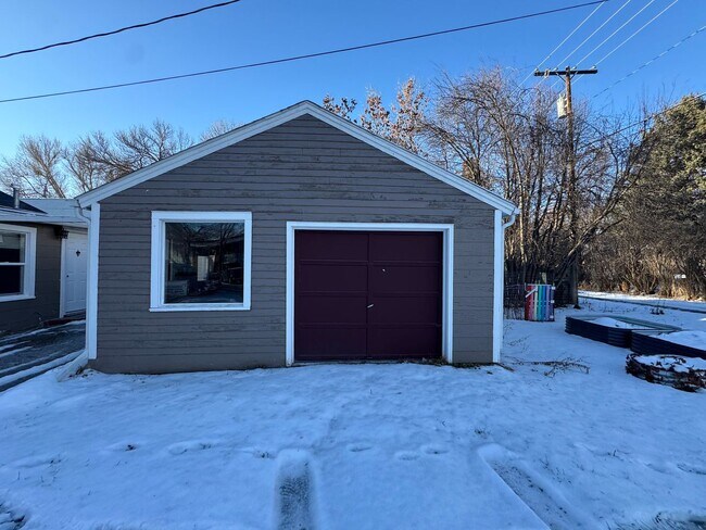 Foto del edificio - Cozy Updated 2-Bed Home with Garage