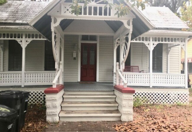 Building Photo - Beautiful Unfurnished Victorian 2/1 House ...