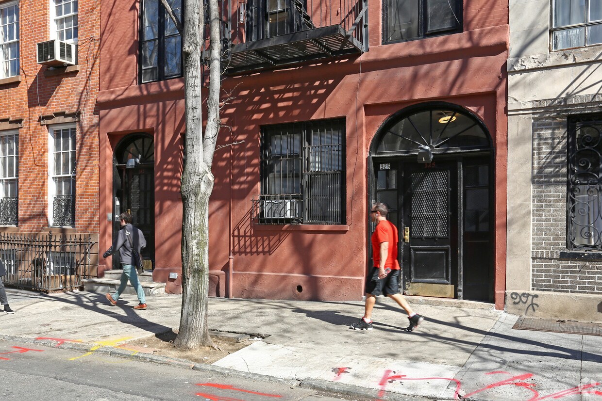 Foto del edificio - 325 W 4th St