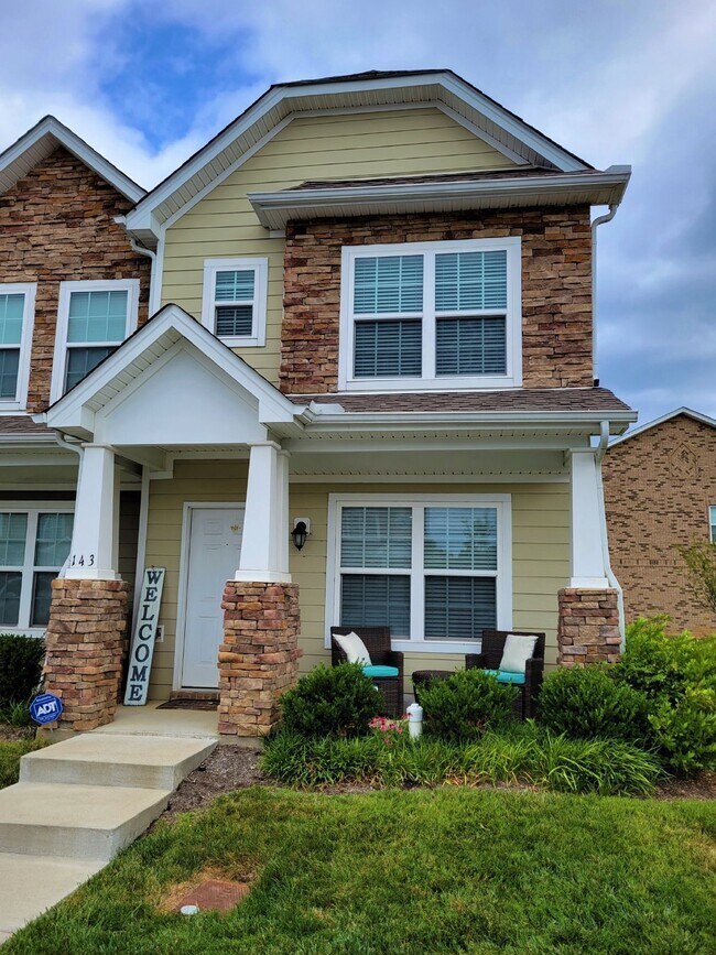 Foto del edificio - Highly desirable end unit in sought after Cobblestone in Goodlettsville!