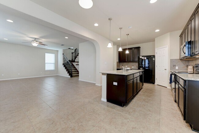 Foto del edificio - AVAILABLE NOW!