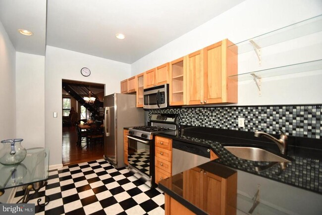 Building Photo - 2811 Hudson St