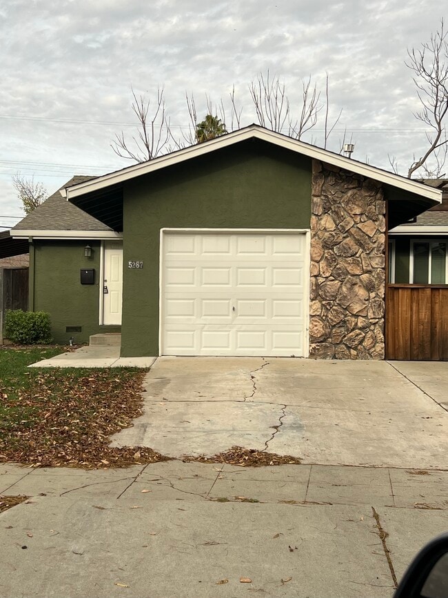 Building Photo - 5287 Snow Dr