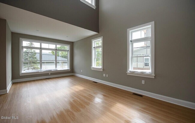 Foto del edificio - 2408 Backstretch Ave