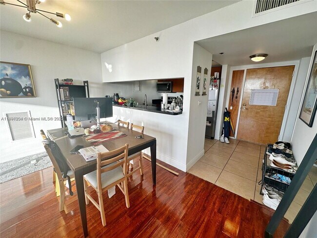 Foto del edificio - 7601 E Treasure Dr