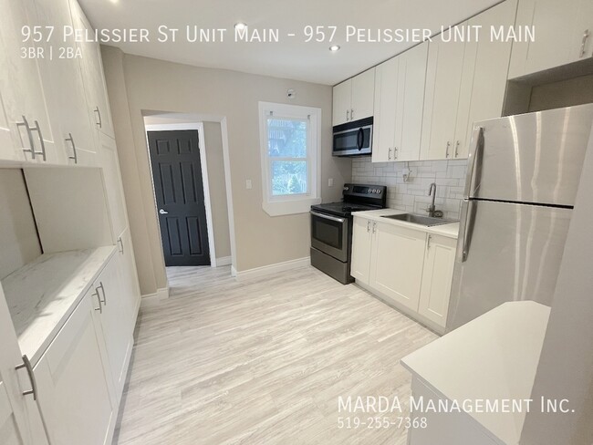 Building Photo - BEAUTIFULLY RENOVATED 3BEDROOM/2BATH MAIN ...