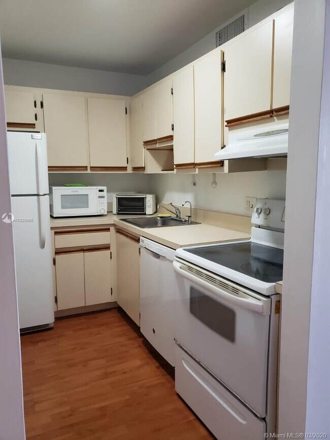 Foto del edificio - 8411 NW 8th St  201 Miami Fl 33126