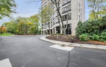 Building Photo - 5000 Town Center