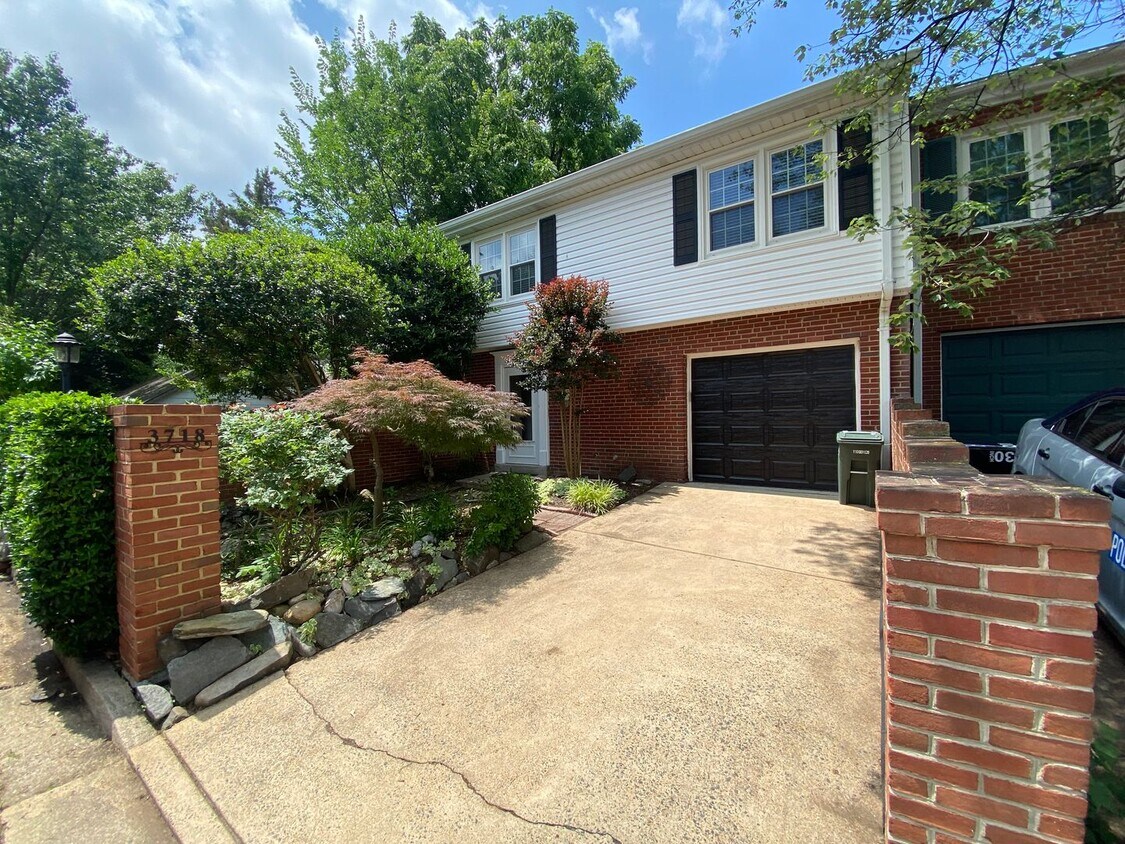 Foto principal - A fully updated Four Bedroom, Three and On...