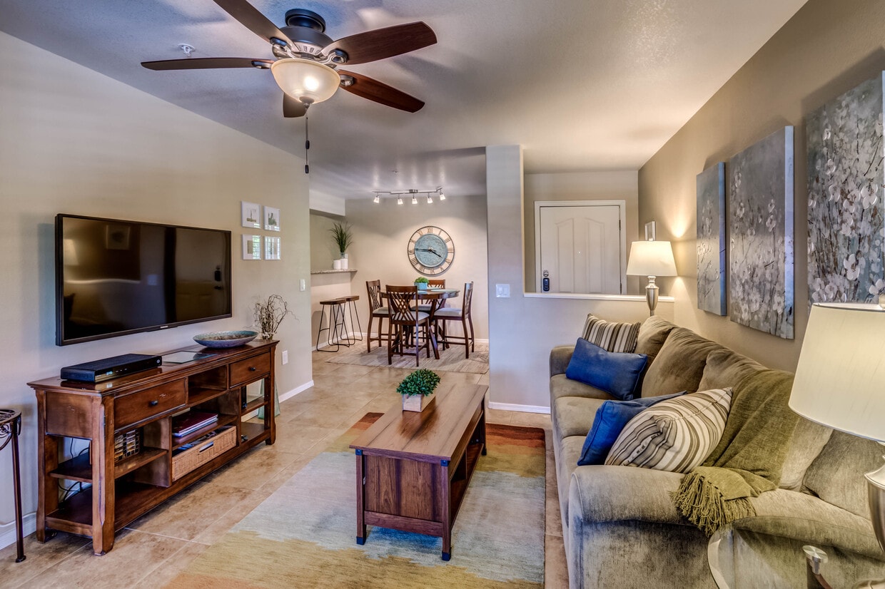 Living room - 5751 N Kolb Rd