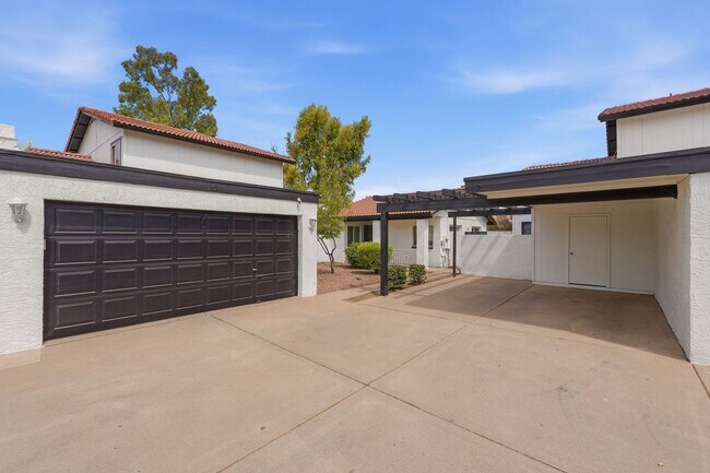 Foto del edificio - Beautiful townhome in North Phoenix central location