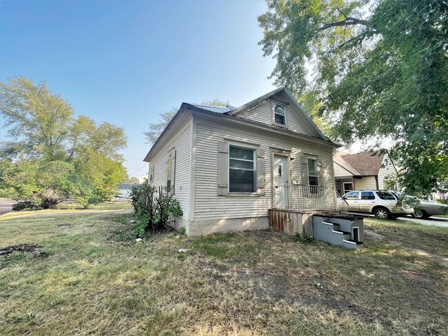 Foto del edificio - 1200 E 3rd-2 Bedroom house