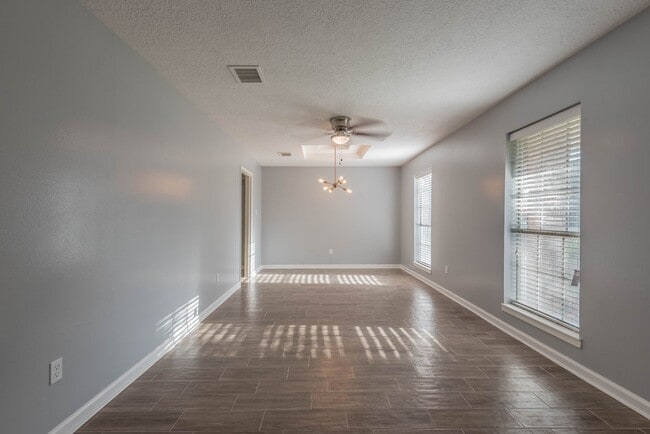 Building Photo - 423 Gentilly Dr