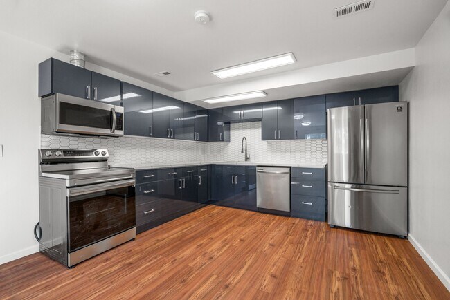 Cocina moderna de concepto abierto, renovada y de alta gama, con electrodomésticos de acero inoxidable completamente nuevos. - 411 124th St S