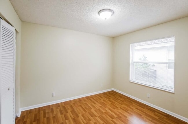 Building Photo - 4910 SW 32nd Ave