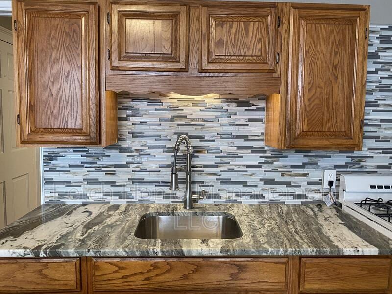 Primary Photo - 122 W Market St