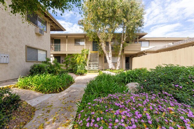 Building Photo - *2 WEEKS FREE!* Large 1BR with A/C in a Ga...