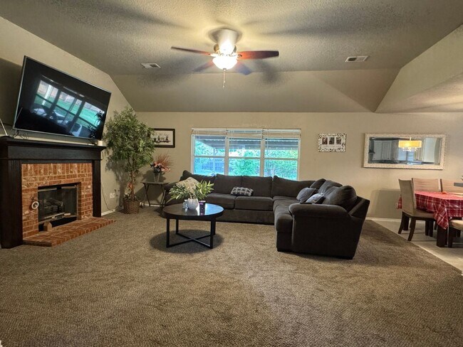 Building Photo - Spacious 4BR House in Oklahoma City & Deer...