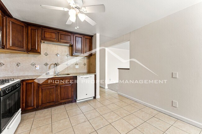 Building Photo - Spacious Home with AC, a Washer/Dryer and ...