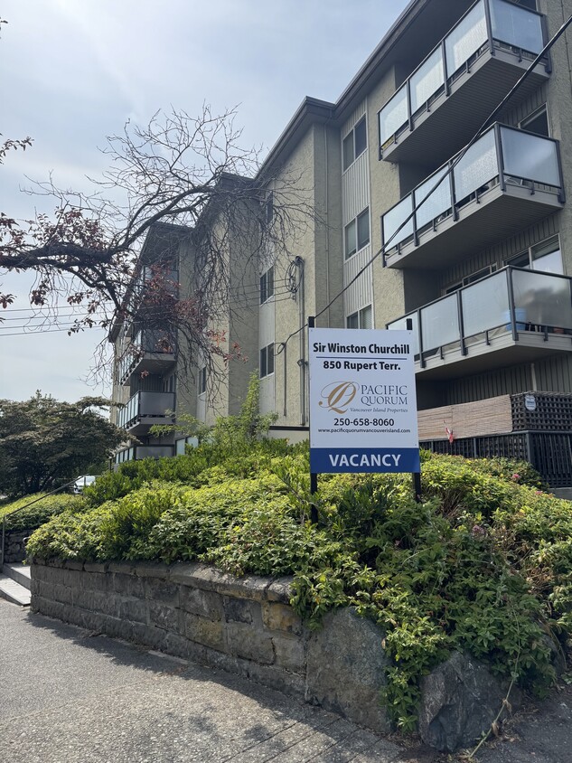 Building Photo - 850-850 Rupert Terrace