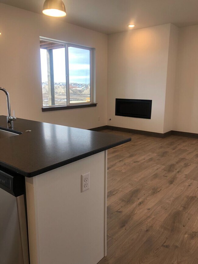 Foto del edificio - Two Story Town-Home! 3 Bedroom/ 2.5 Bath + 2nd Living Room! Oversized Rooms