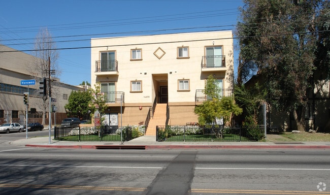 Building Photo - 14655 Vanowen St