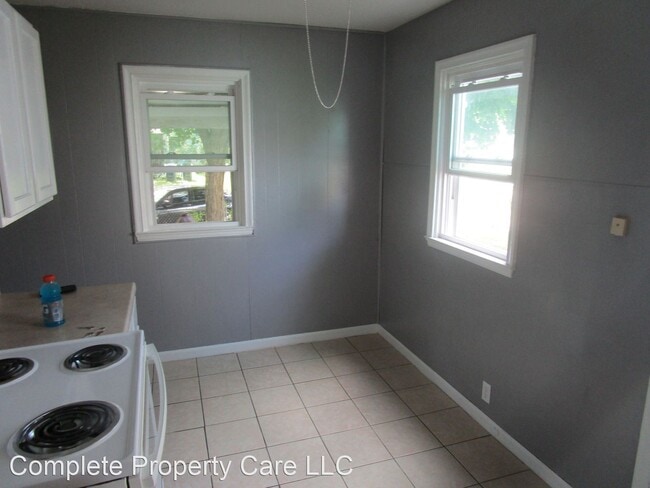 Building Photo - 2 br, 1 bath House - 2302 S beacon st