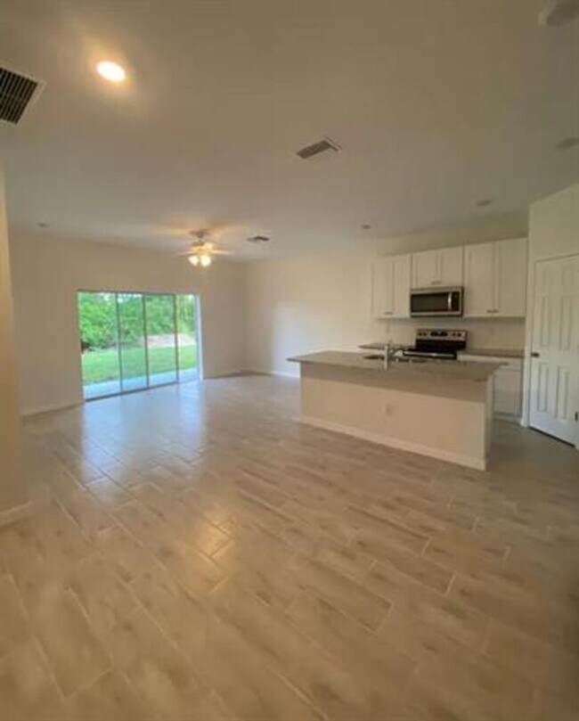 Foto del edificio - 3437 SW 8th Pl