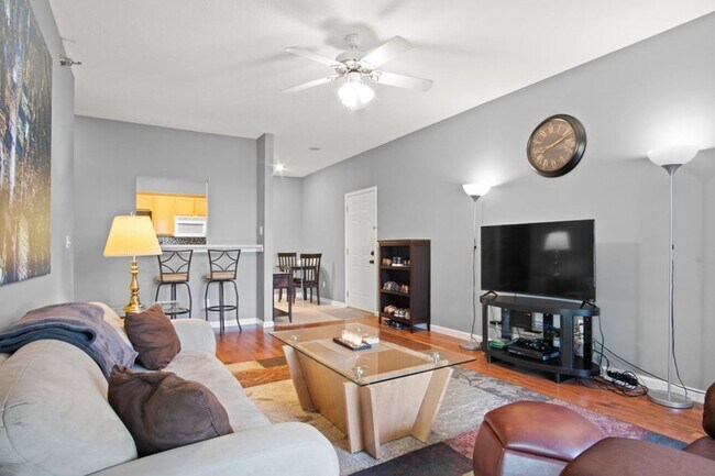 Foto del edificio - Easy living Condo with 1 car garage!
