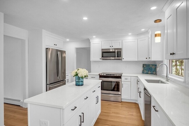 Building Photo - 8 Lantern Ln