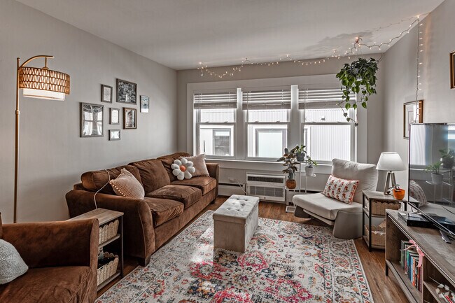Interior Photo - 409 University Ave SE