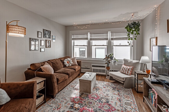 Interior Photo - 409 University Ave SE