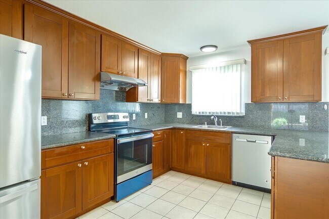 Foto del edificio - Great Location 3BD Home with Wood Floors &...
