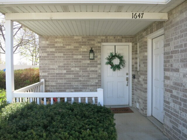 Building Photo - 1647 N Aliwood Way W