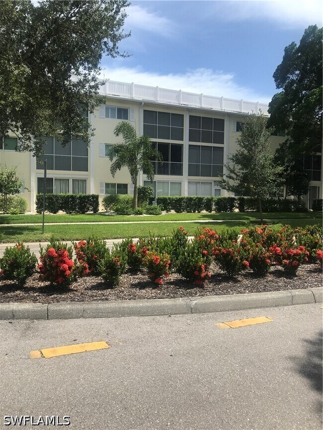 Foto del edificio - 216 Banyan Blvd